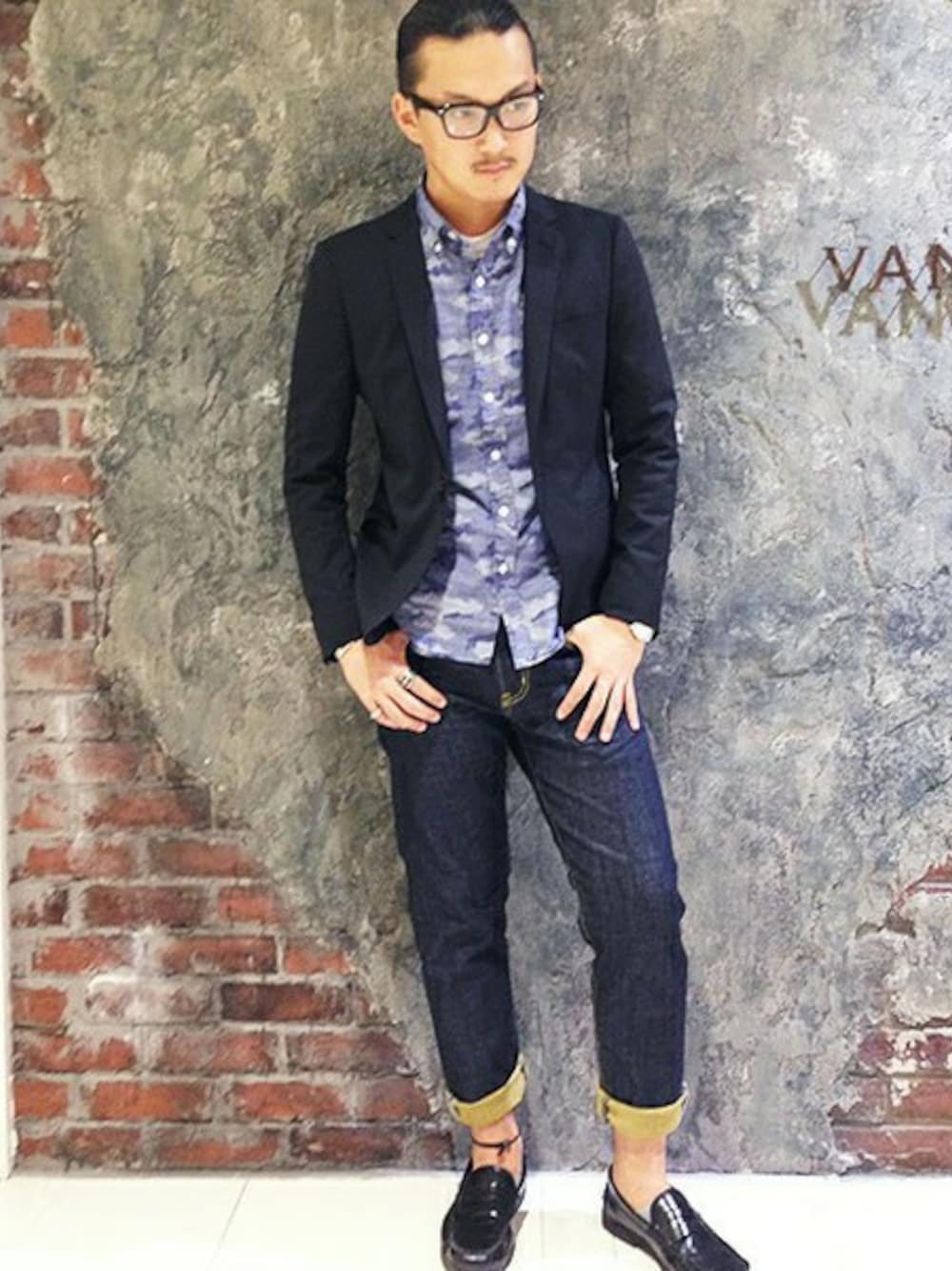 「VANQUISHのＴ/Ｗ　ノッチドラペルショートジャケット（テーラードジャケット、ブラック系）」を使った、八木さん（メンズ・176cm）の夏コーディネートの1枚目の写真