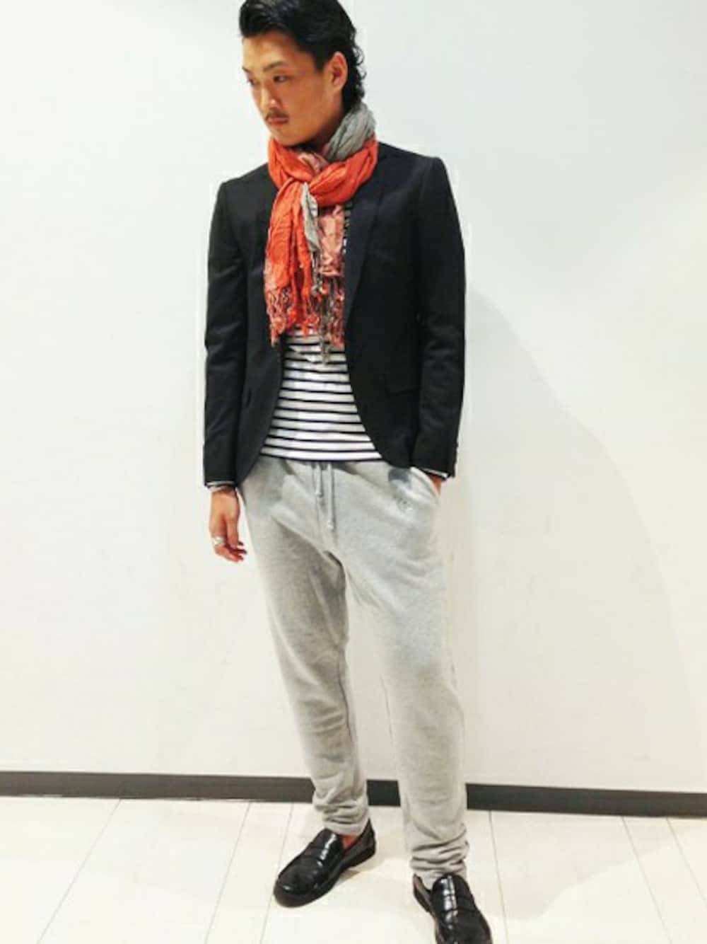 「VANQUISHのＴ/Ｗ　ノッチドラペルショートジャケット（テーラードジャケット、ブラック系）」を使った、八木さん（メンズ・176cm）の秋コーディネートの1枚目の写真