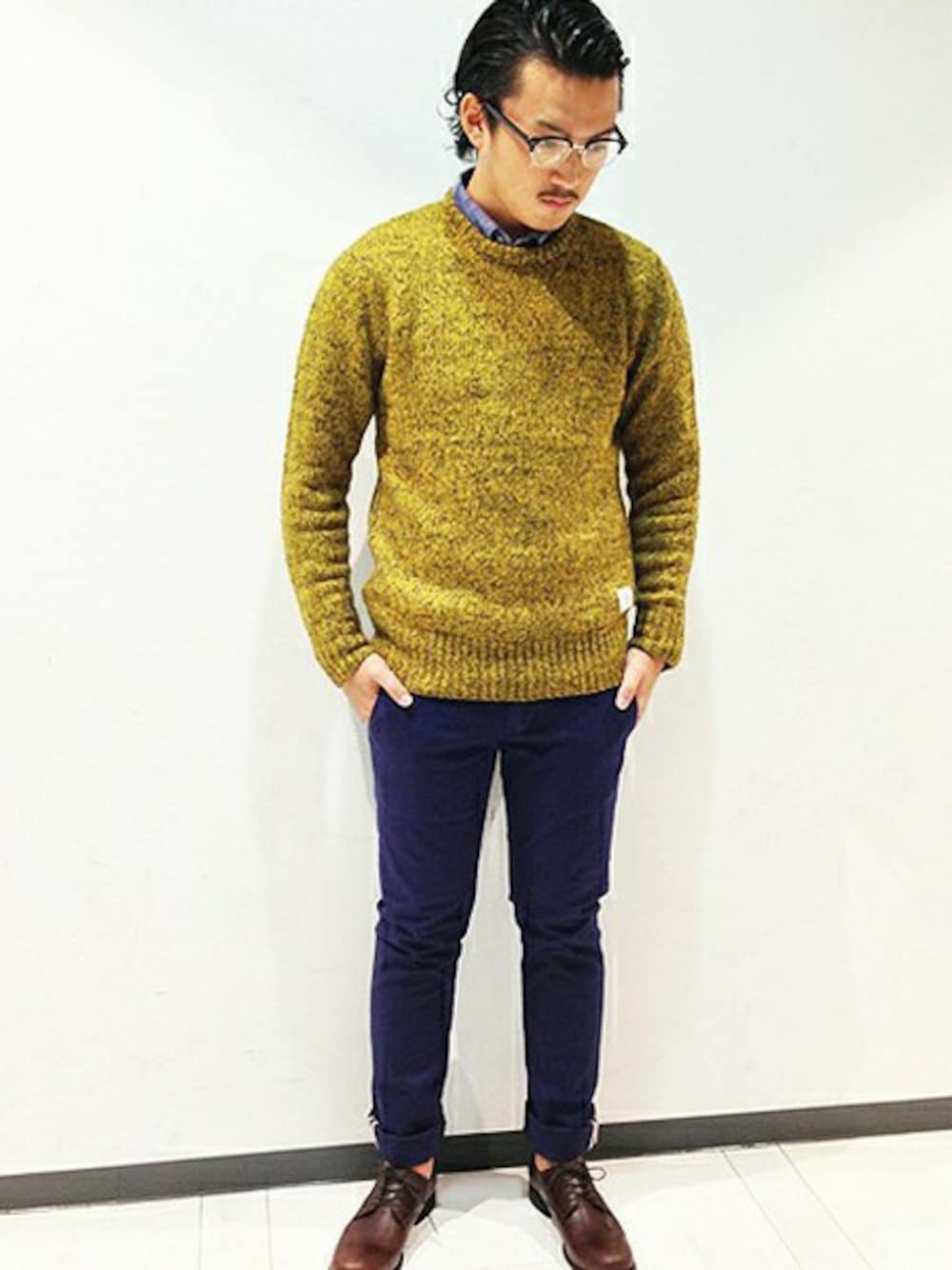「VANQUISHのミックスクルーネックニット（ニット/セーター、イエロー系）」を使った、八木さん（メンズ・176cm）の秋コーディネートの1枚目の写真