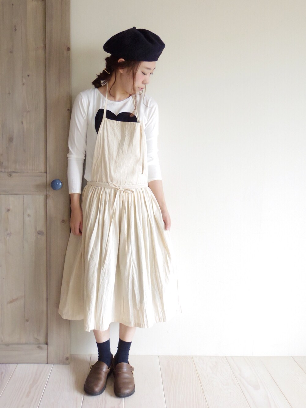 グリーン系のシューズ、ベージュ系のワンピース、ブルー系のハンチング/ベレー帽を着用したレディースの秋コーディネートの1枚目の写真