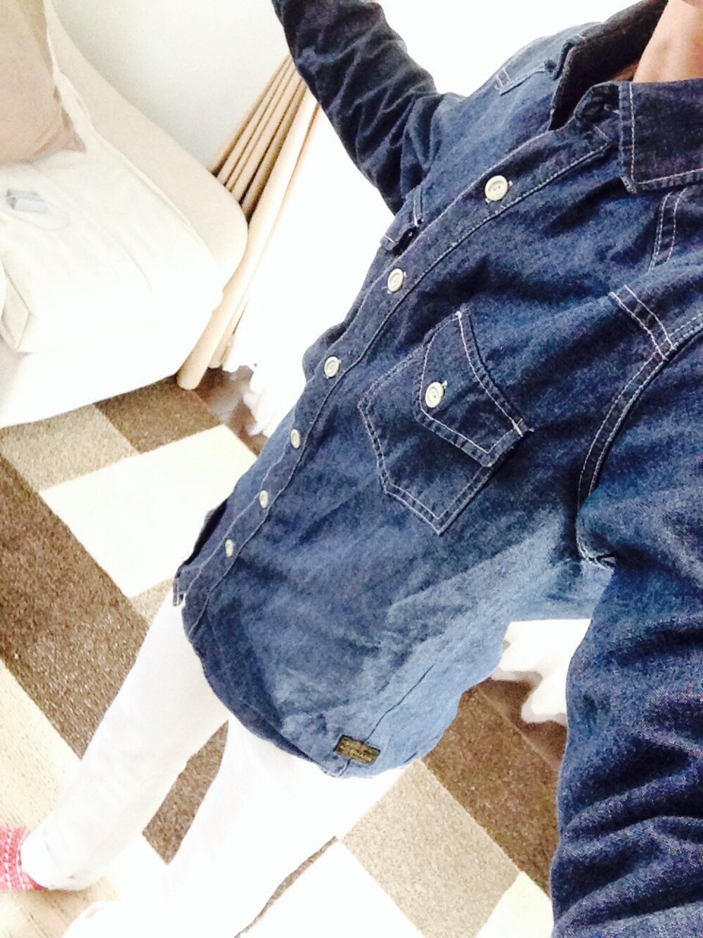 「ジャケット　デニム、ホワイトパンツ」｜「kissマークのデニムジャケット グレー（デニムジャケット、グレー系）」を使った、大輝さん（メンズ・164cm）の冬コーディネートの1枚目の写真