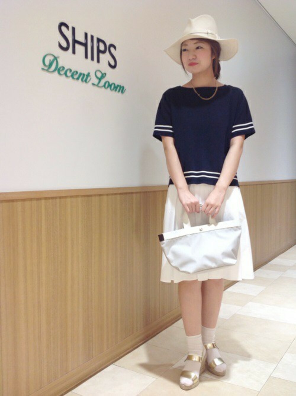 ゴールド系のサンダル、ゴールド系のネックレスを着用したレディースの春コーディネートの1枚目の写真