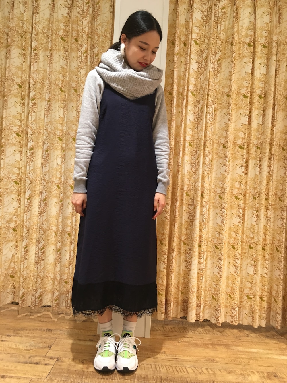 ブルー系のワンピース、グレー系のネックウォーマー/スヌード、ホワイト系のピアス(両耳用)を着用したレディースの秋コーディネートの1枚目の写真