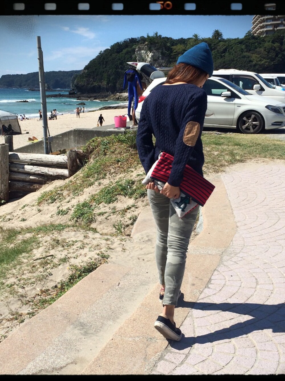 「ROXY、クラッチバッグ、roxyjapan、カモ柄パンツ」｜「ROXYのSUNTRIPPERS CROP CAMO（デニムパンツ、その他）」を使った、mimiさん（レディース・166cm）の秋コーディネートの1枚目の写真