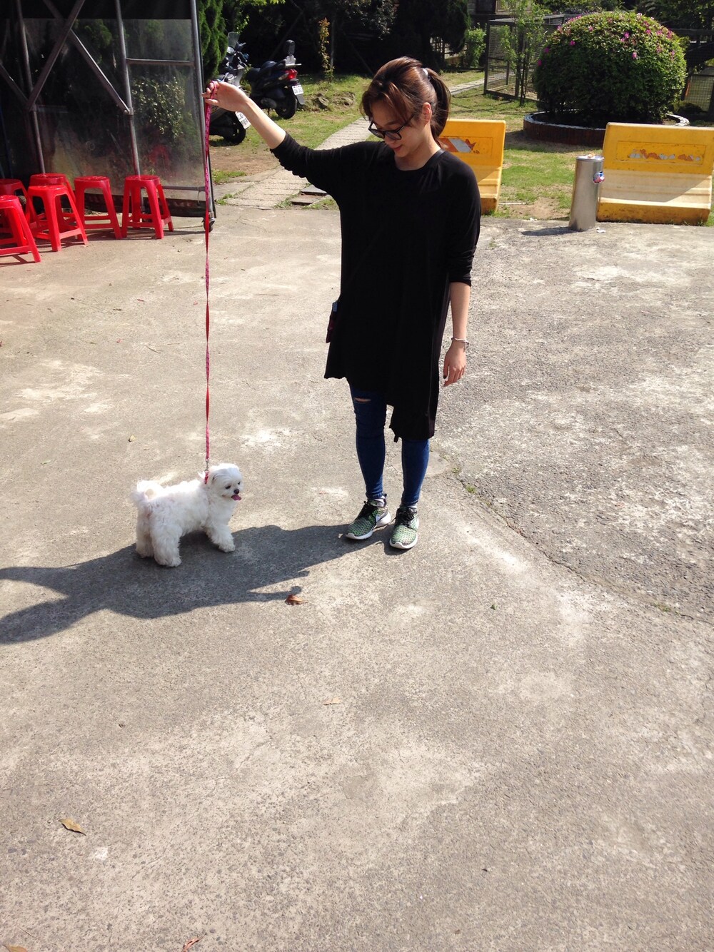 「NIKE、doggy」｜「NIKEのアイテム（スニーカー、ブラック系）」を使った、林玉鳳さん（レディース・156cm）の春コーディネートの1枚目の写真