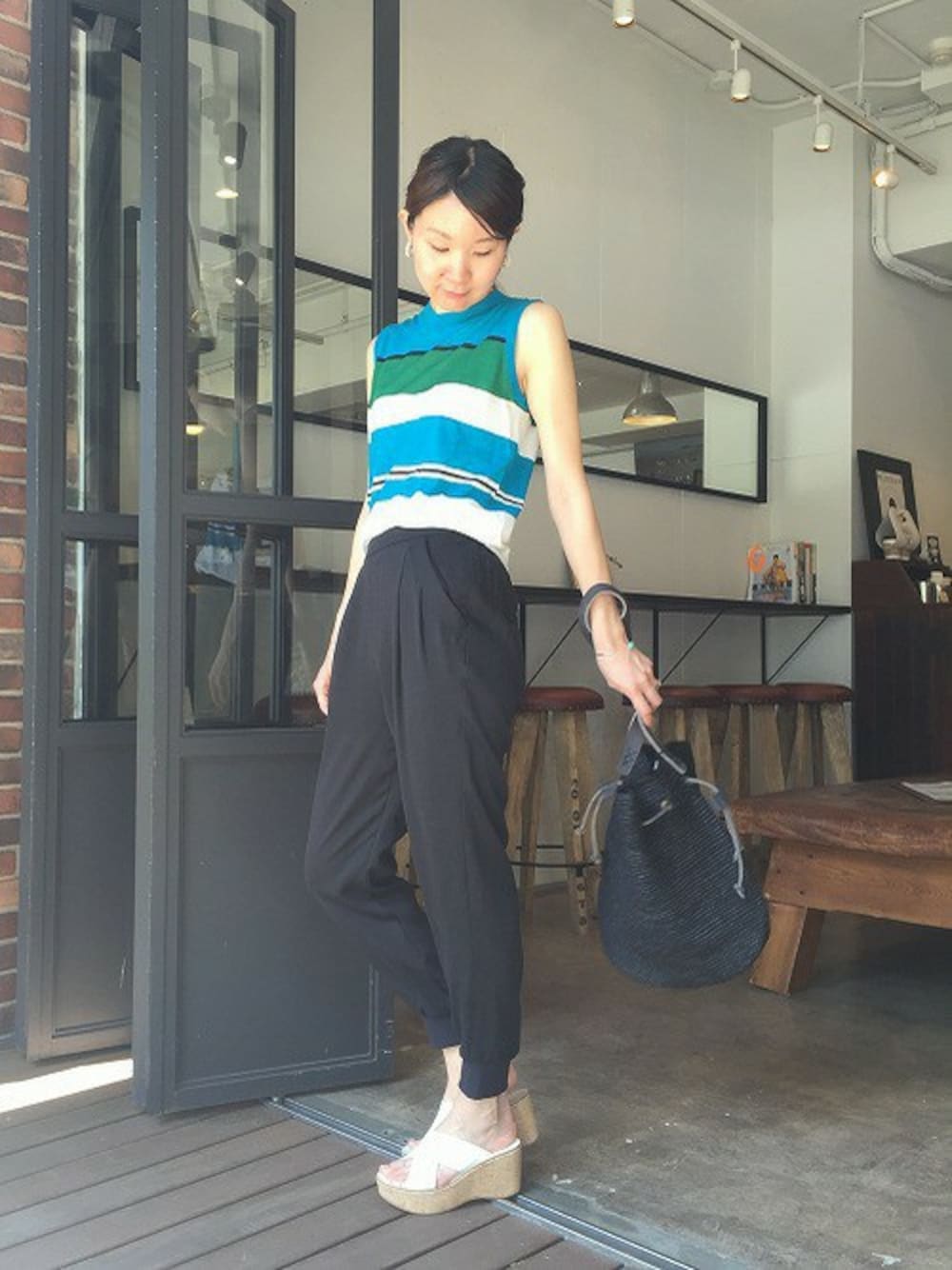 「ブラックコーデ、ボーダートップス、コーヒー、裾リブパンツ」｜「NOMBRE IMPAIRのテンセルツイル 裾リブ　イージーテーパードパンツ（その他パンツ、ブラック系）」を使った、miku.さん（レディース・168cm）の夏コーディネートの1枚目の写真