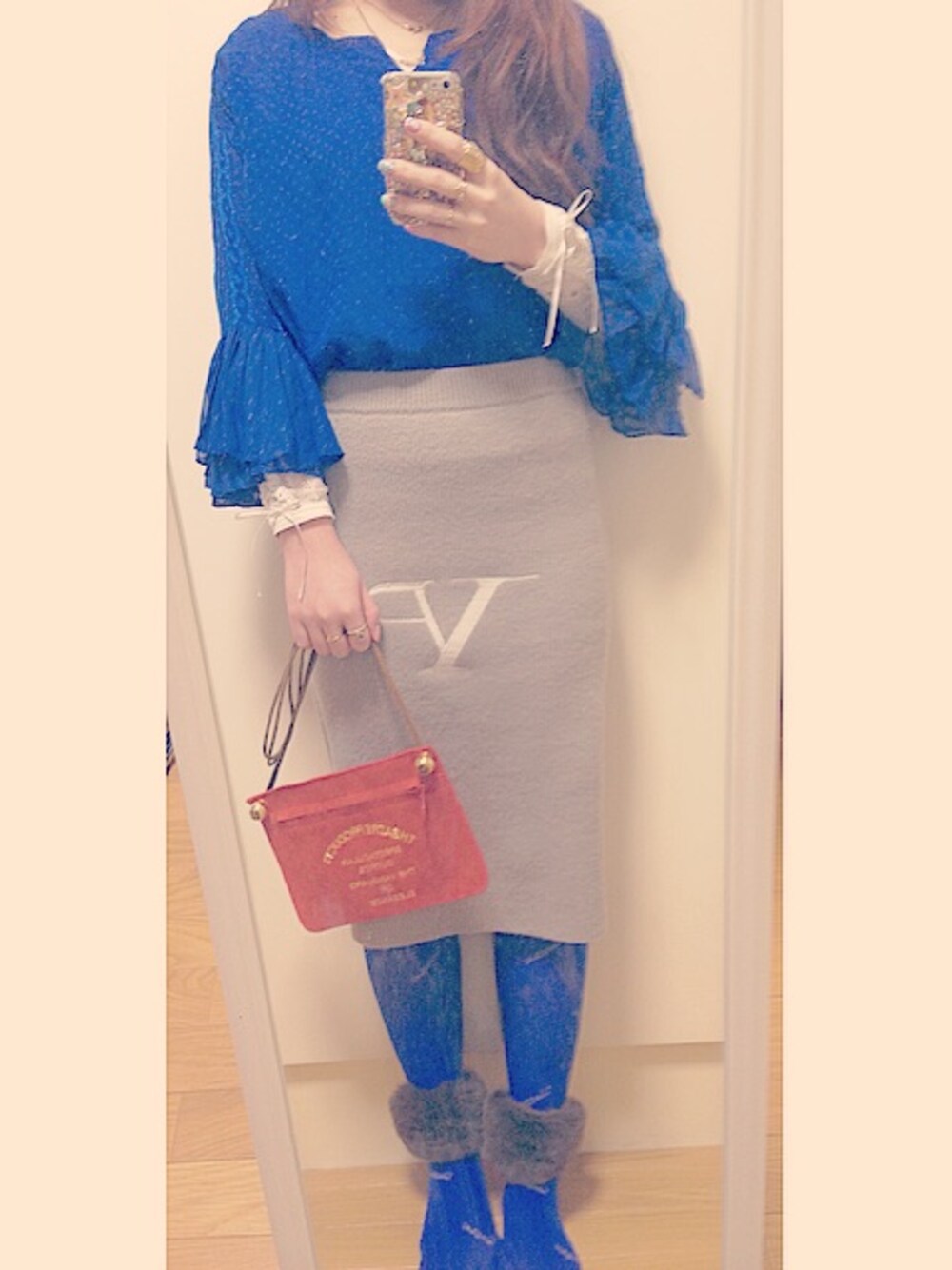 ブラック系のTシャツ/カットソー、グレー系のスカートを着用したレディースの冬コーディネートの1枚目の写真