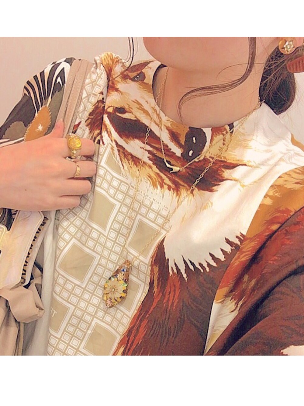 「シアタープロダクツ(THEATRE PRODUCTS)、柄ワンピース」｜「THEATRE PRODUCTSのアイテム（ワンピース、ベージュ系）」を使った、Momokoさん（レディース・156cm）の冬コーディネートの1枚目の写真