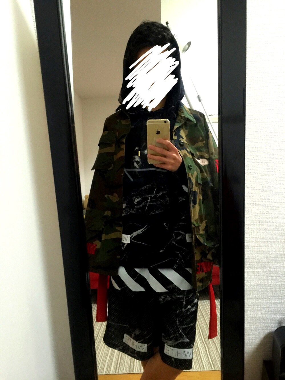 ブラック系のその他パンツ、ブラウン系のジャケット/アウター、ブラック系のパーカーを着用したメンズの春コーディネートの1枚目の写真