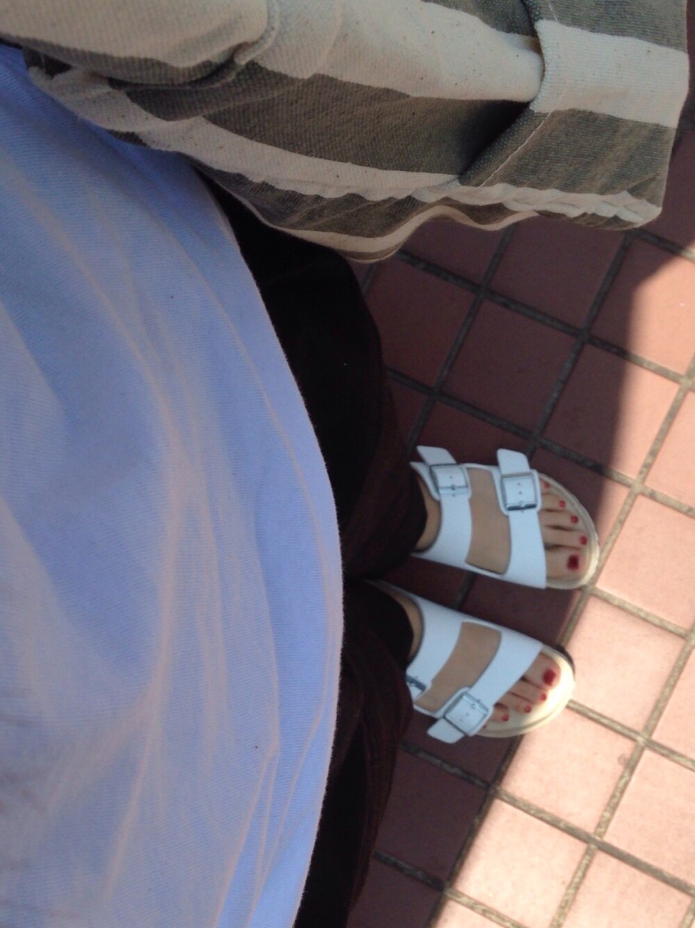 「白Tシャツ、ビルケンシュトック、夏コーデ、ボーダー、黒パンツ、モノトーン」｜「BIRKENSTOCKのBAYFLOW／【BIRKENSTOCK（ビルケンシュトック）】ARIZONA(アリゾナ)（サンダル、ホワイト系）」を使った、y!!!さん（レディース・166cm）の夏コーディネートの1枚目の写真