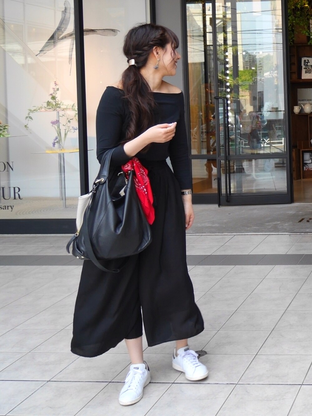 「オフショル、シンプル、大人カジュアル、ブラックコーデ、バンダナ、スニーカー、スタンスミス、ワイドパンツ」｜「ZARAのアイテム（パンツ、ブラック系）」を使った、y!!!さん（レディース・166cm）の春コーディネートの1枚目の写真