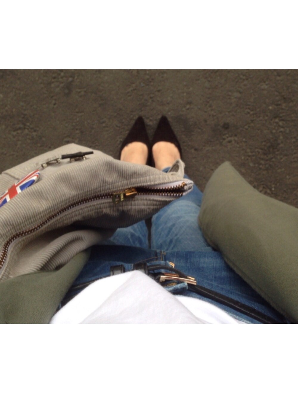 「休日スタイル、シンプルコーデ、キレイめ、白Tシャツ、デニム、クラッチバッグ、AW」｜「AVAN LILYのLEE コラボOVERALL POUCH（クラッチバッグ、グレー系）」を使った、y!!!さん（レディース・166cm）の秋コーディネートの1枚目の写真