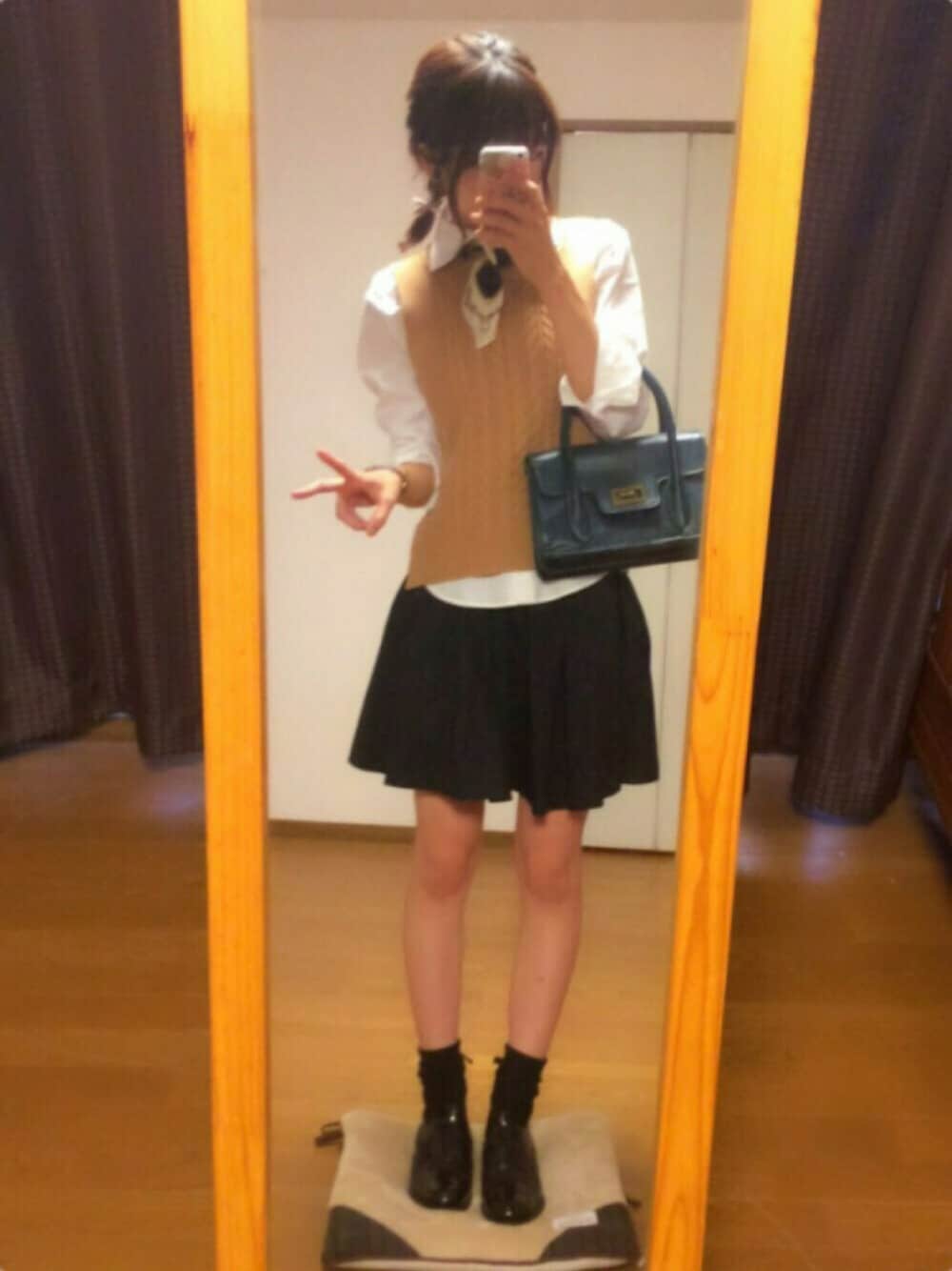 「秋のコーデ、休日スタイル、大人カジュアル、秋、9月WEAR秋コーデ始めました祭り、黒、シャツスタイル、ベスト、ラブ＆ピース2016」｜「COMME CA ISMのアイテム（ベスト、ブラウン系）」を使った、しむさん（レディース・160cm）の秋コーディネートの1枚目の写真