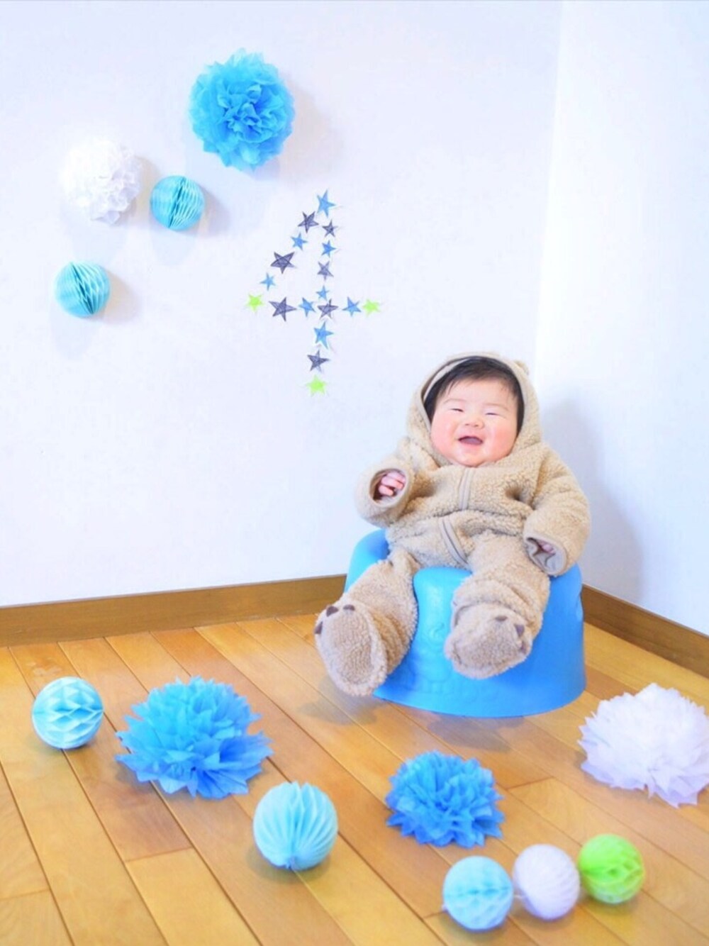 「4ヶ月、笑顔、くまちゃん、かわいい、バンボ」｜「GAPのアイテム（つなぎ/オールインワン、ベージュ系）」を使った、海玲さん（メンズ・70cm）の冬コーディネートの1枚目の写真