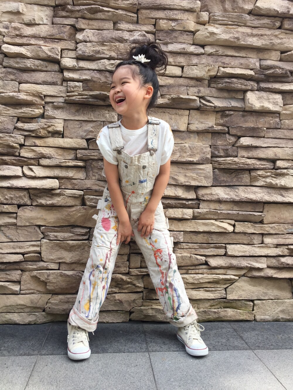 「kids、キッズコーデ、ホワイト、ホワイトコーデ、コンバース、gotoHollywood、DENIM DUNGAREE、おだんごヘアー、オーバーオール、ゆるT」｜「CONVERSEのアイテム（スニーカー、ベージュ系）」を使った、oorinonooさん（キッズ・120cm）の夏コーディネートの1枚目の写真