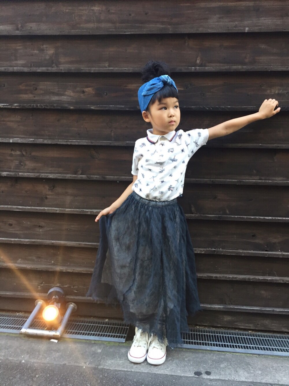 「ポロシャツ、ロングスカート、kids、キッズコーデ、お団子ヘアー、ヘアバンド、OSHKOSH、gotoHollywood、LEE、古着」｜「CONVERSEのアイテム（スニーカー、ベージュ系）」を使った、oorinonooさん（キッズ・120cm）の夏コーディネートの1枚目の写真