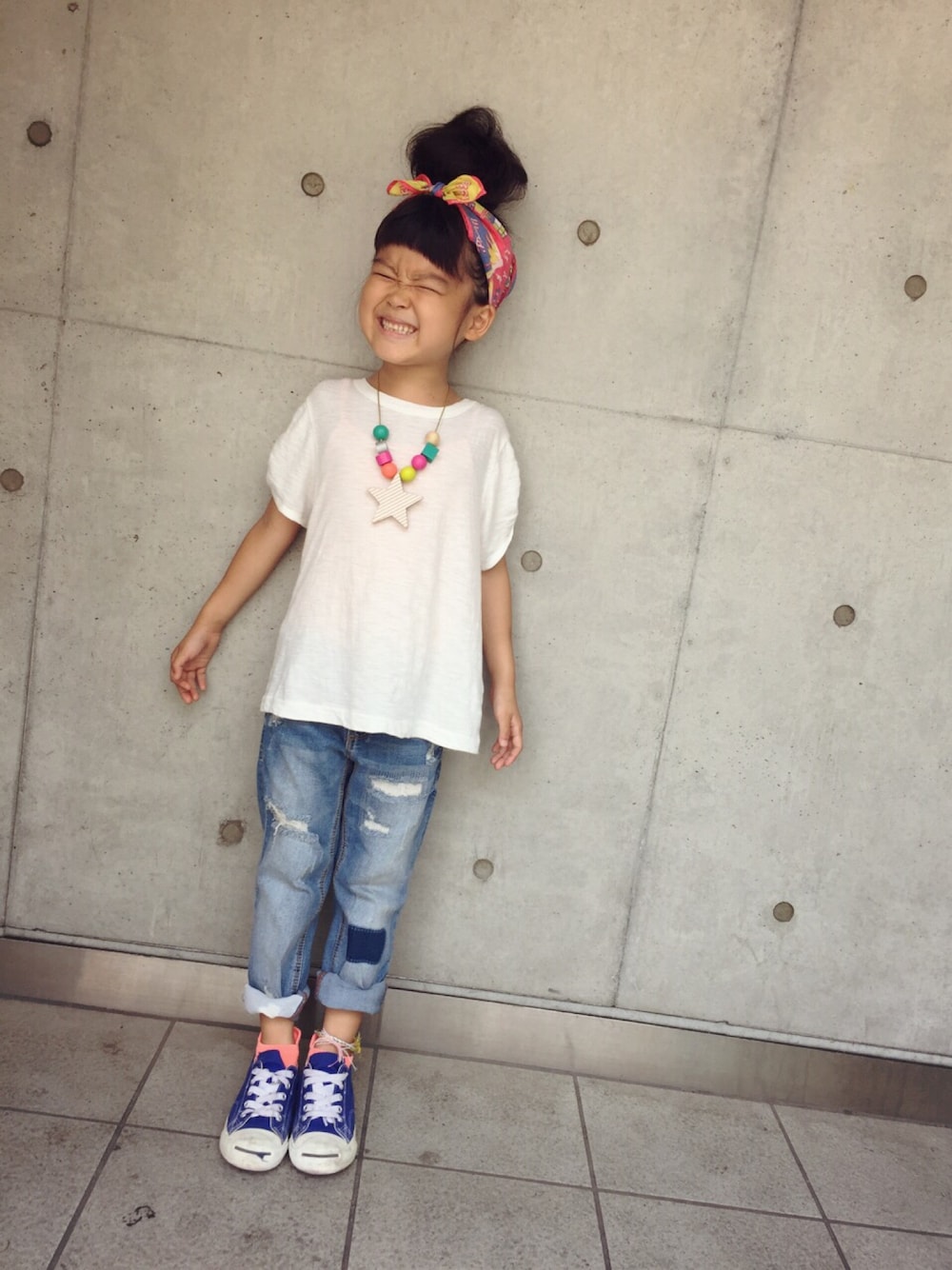 「kids、キッズコーデ、デニム、バンダナ、お団子ヘアー、ハンドメイド、ジャックパーセル、シンプル、クラッシュデニム」｜「CONVERSEのアイテム（スニーカー、ブルー系）」を使った、oorinonooさん（キッズ・120cm）の夏コーディネートの1枚目の写真
