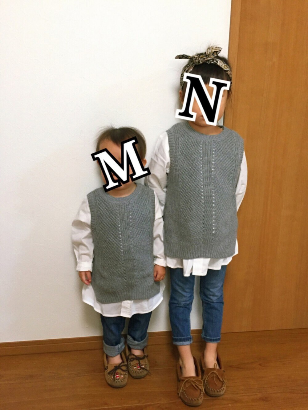 グレー系のベスト、ブルー系のデニムパンツ、ブラウン系のモカシン/デッキシューズを着用したキッズの秋コーディネートの1枚目の写真