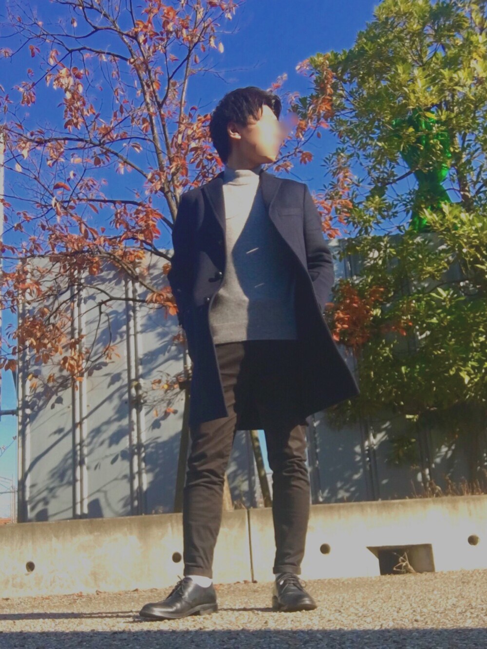 「冬コーデ、キレイめ、UNIQLO、ジュンヤワタナベコムデギャルソン、モノトーン」｜「JUNYA WATANABE COMME des GARCONSのアイテム（チェスターコート、ブルー系）」を使った、キャンチョメさん（メンズ・166cm）の冬コーディネートの1枚目の写真