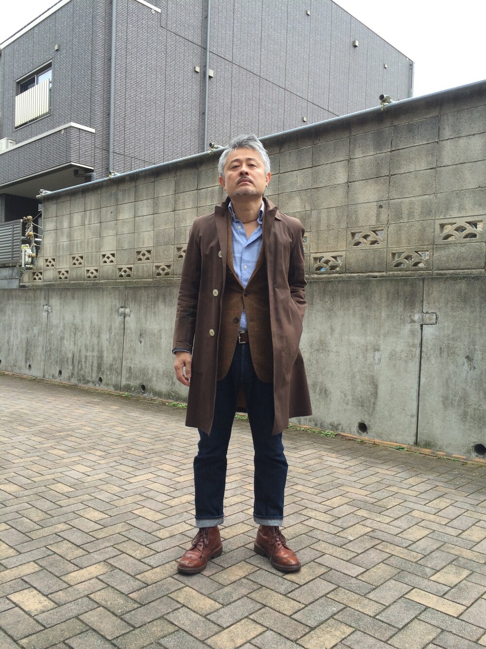 「Mackintoshのアイテム（ステンカラーコート、ブラウン系）」を使った、田中 正さん（メンズ・168cm）の春コーディネートの1枚目の写真