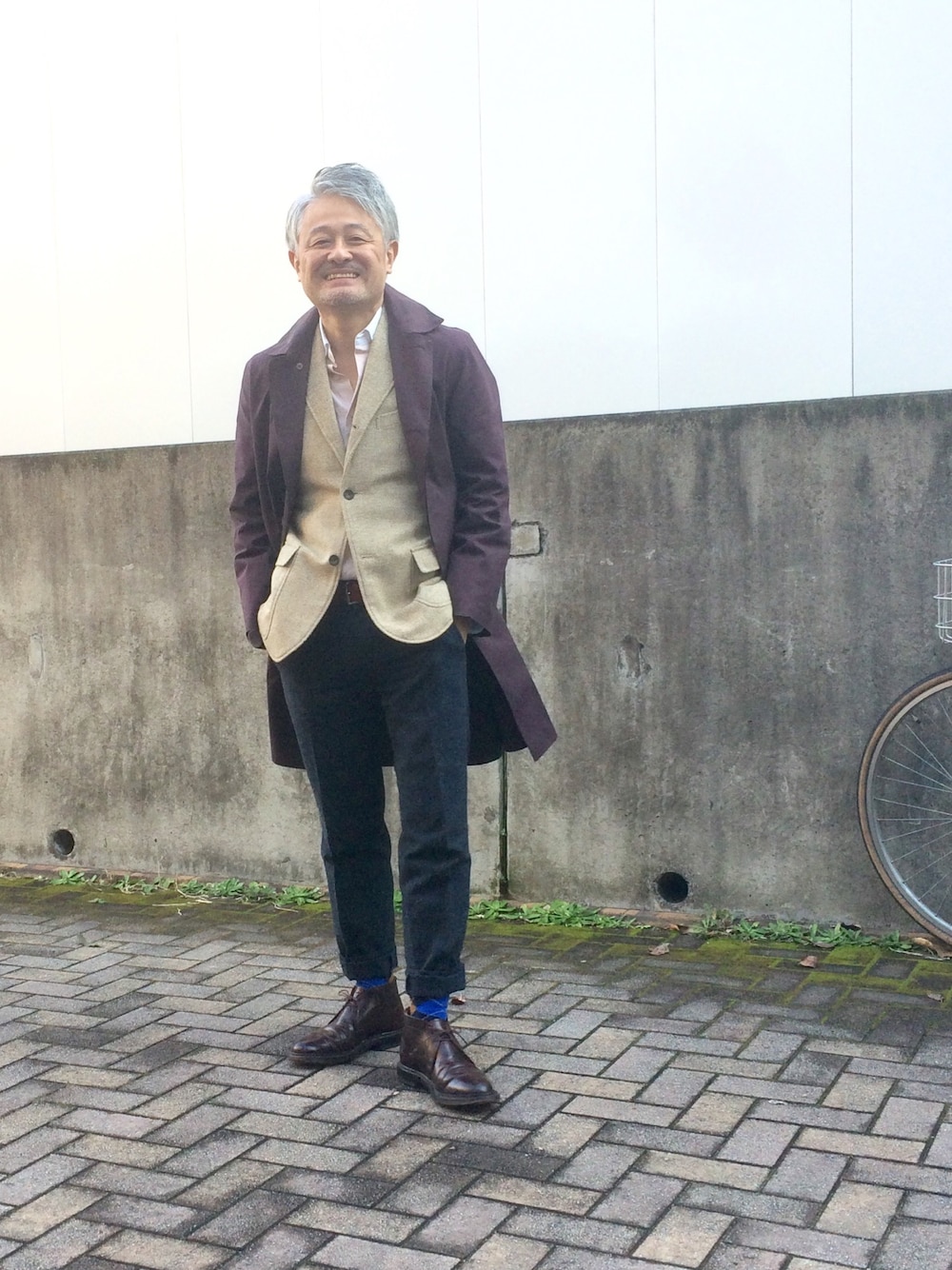 「MACKINTOSH、TOMMORWLAND、Boston Tailor、GAP、ALDEN、キレイめ」｜「Mackintoshのアイテム（ステンカラーコート、パープル系）」を使った、田中 正さん（メンズ・168cm）の冬コーディネートの1枚目の写真