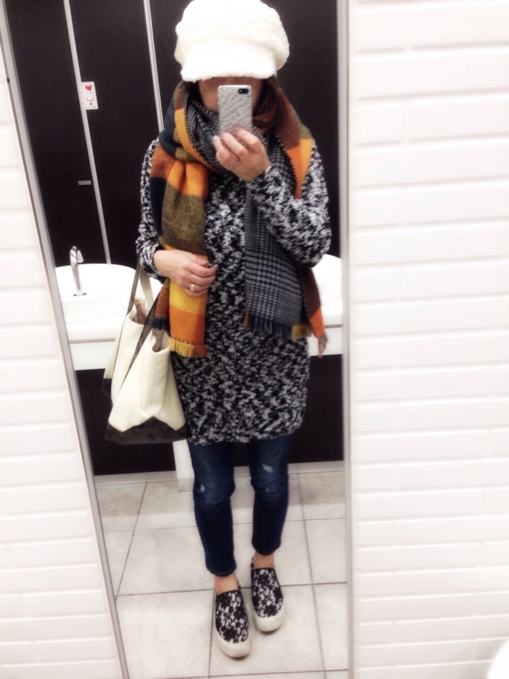 「ニットワンピース、ファー帽子」｜「GLOBAL WORKのアイテム（スニーカー、ブラック系）」を使った、游子さん（レディース・156cm）の秋コーディネートの1枚目の写真