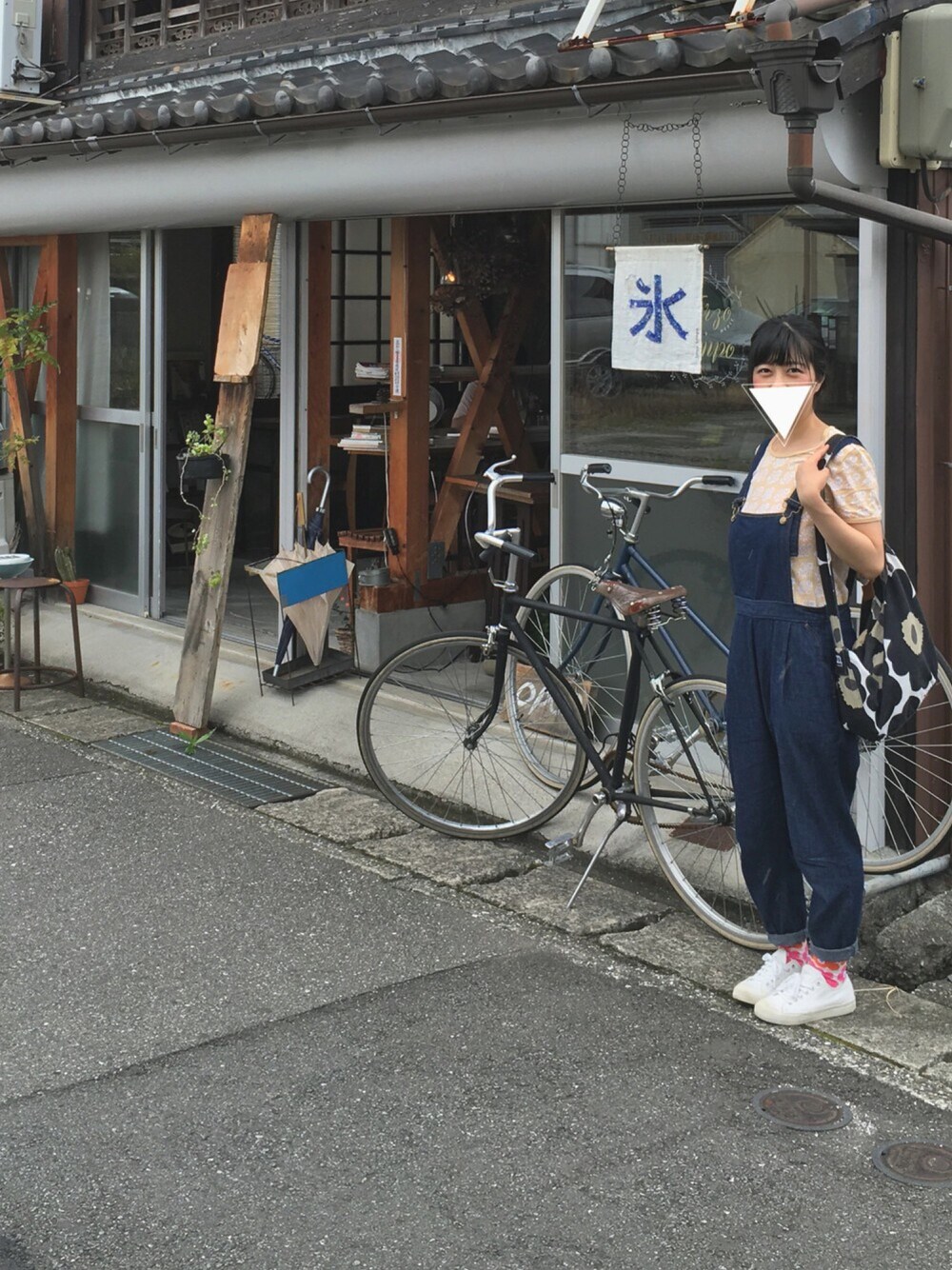 ベージュ系のTシャツ/カットソー、ブルー系のサロペット/オーバーオール、ホワイト系のスニーカーを着用したレディースの夏コーディネートの1枚目の写真