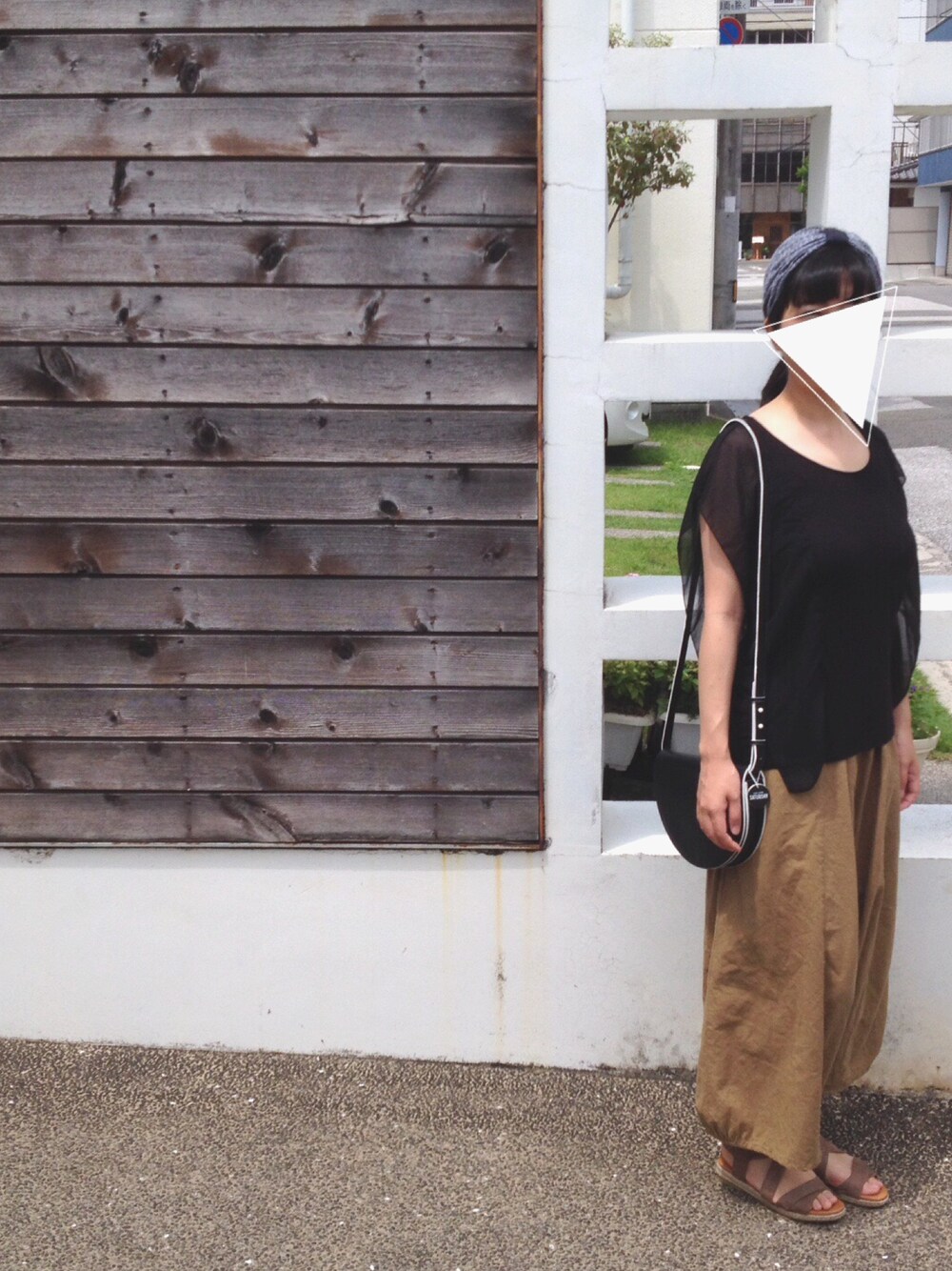 ブラック系のショルダーバッグ、ブラウン系のその他パンツ、ベージュ系のサンダルを着用したレディースの夏コーディネートの1枚目の写真