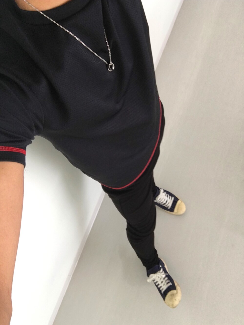 「ブラック」｜「UNIQLOのアイテム（デニムパンツ、ブラック系）」を使った、奈央さん（メンズ・165cm）の夏コーディネートの1枚目の写真