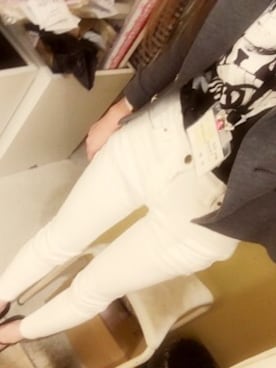 「5プレビューのアイテム（Tシャツ/カットソー、ホワイト系）」を使った、伊勢由美子さん（レディース・158cm）の冬コーディネート