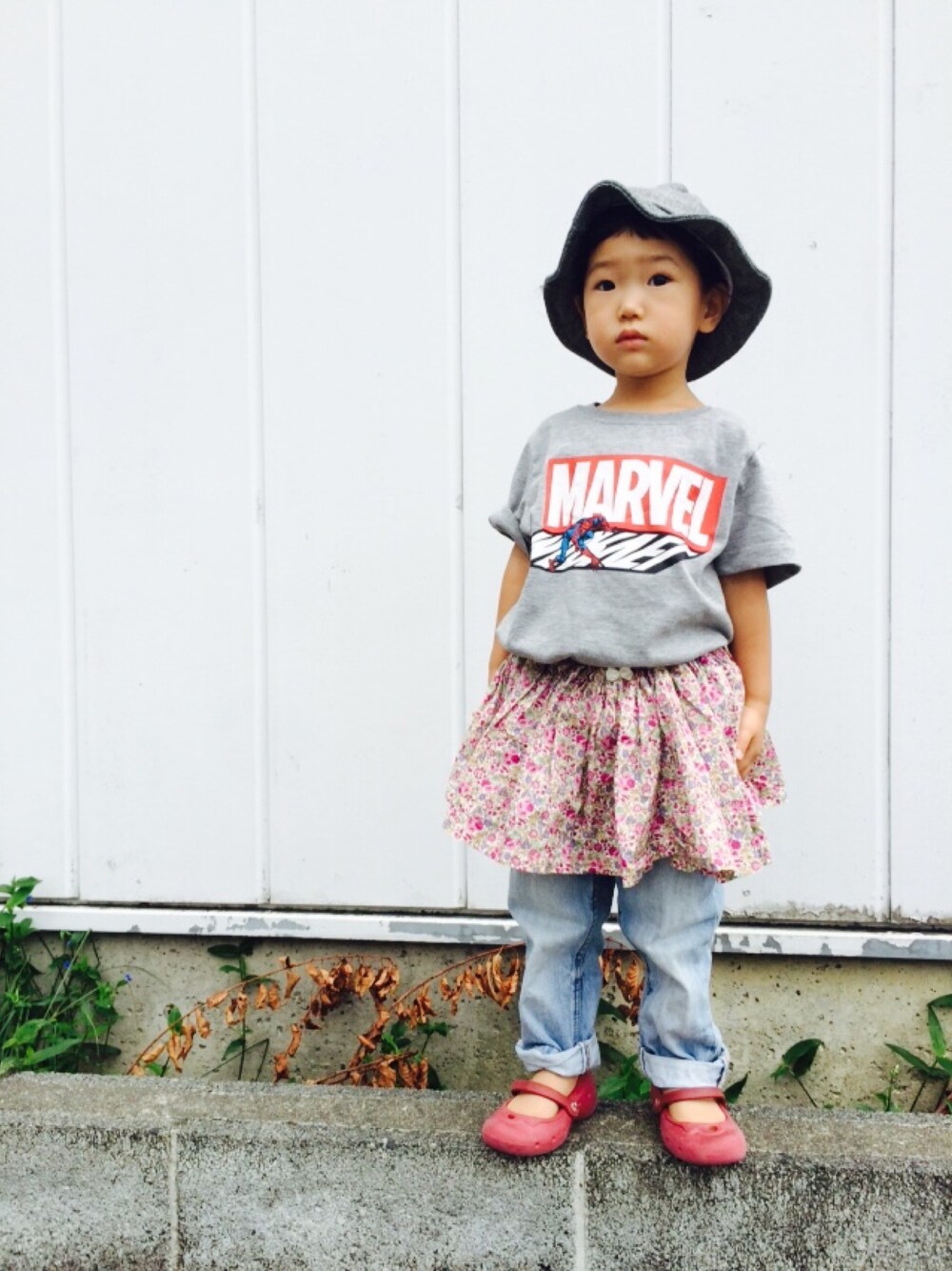 グレー系のTシャツ/カットソー、その他のスカート、ブルー系のデニムパンツを着用したキッズの夏コーディネートの1枚目の写真