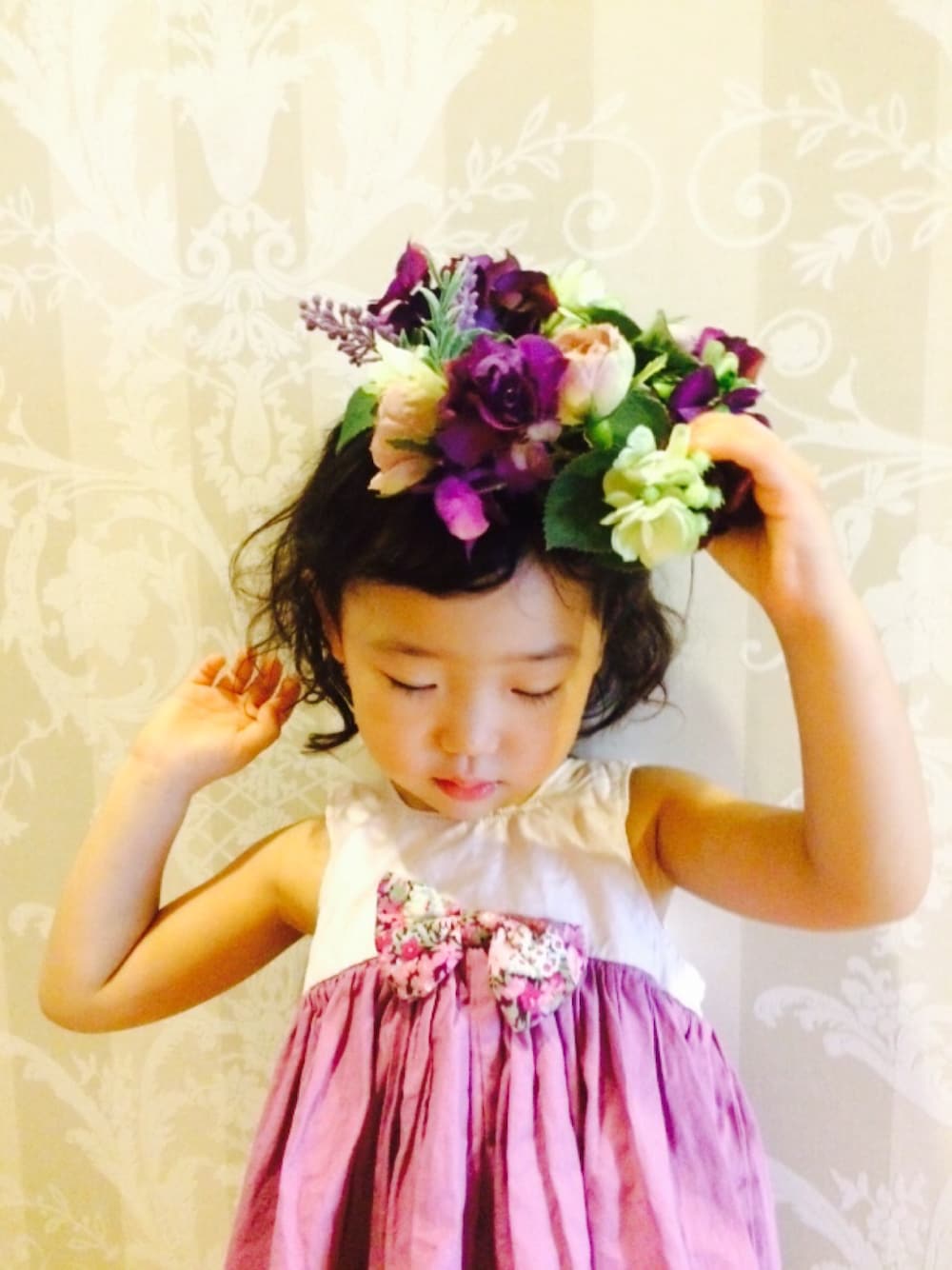 パープル系のチュニック、パープル系のその他ヘアアクセサリーを着用したキッズの秋コーディネートの1枚目の写真