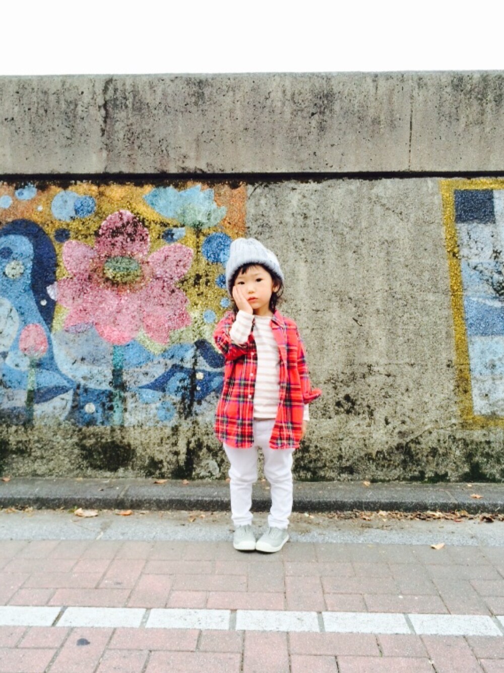 レッド系のシャツ/ブラウス、ピンク系のTシャツ/カットソー、ホワイト系のその他パンツを着用したキッズの秋コーディネートの1枚目の写真