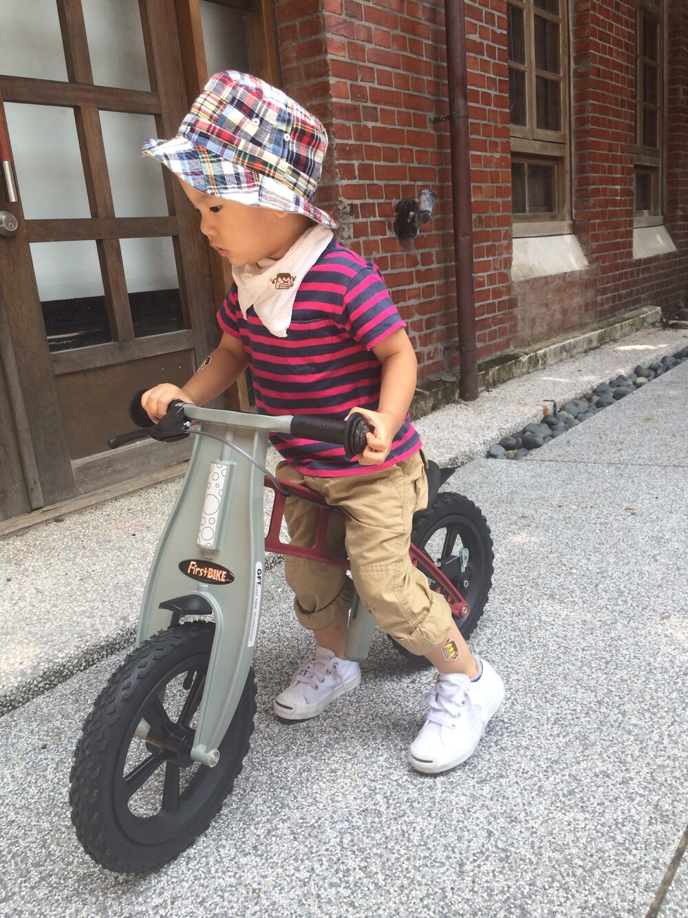 「CONVERSE (PRODUCT)のShoes（スニーカー、ホワイト系）」を使った、yichiehさん（キッズ・90cm）の夏コーディネートの1枚目の写真
