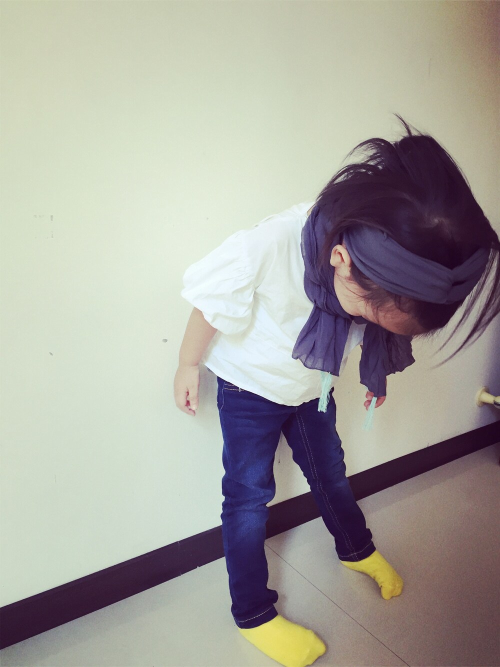 「koreaのアイテム（Tシャツ/カットソー、ホワイト系）」を使った、yichiehさん（レディース・163cm）の秋コーディネートの1枚目の写真