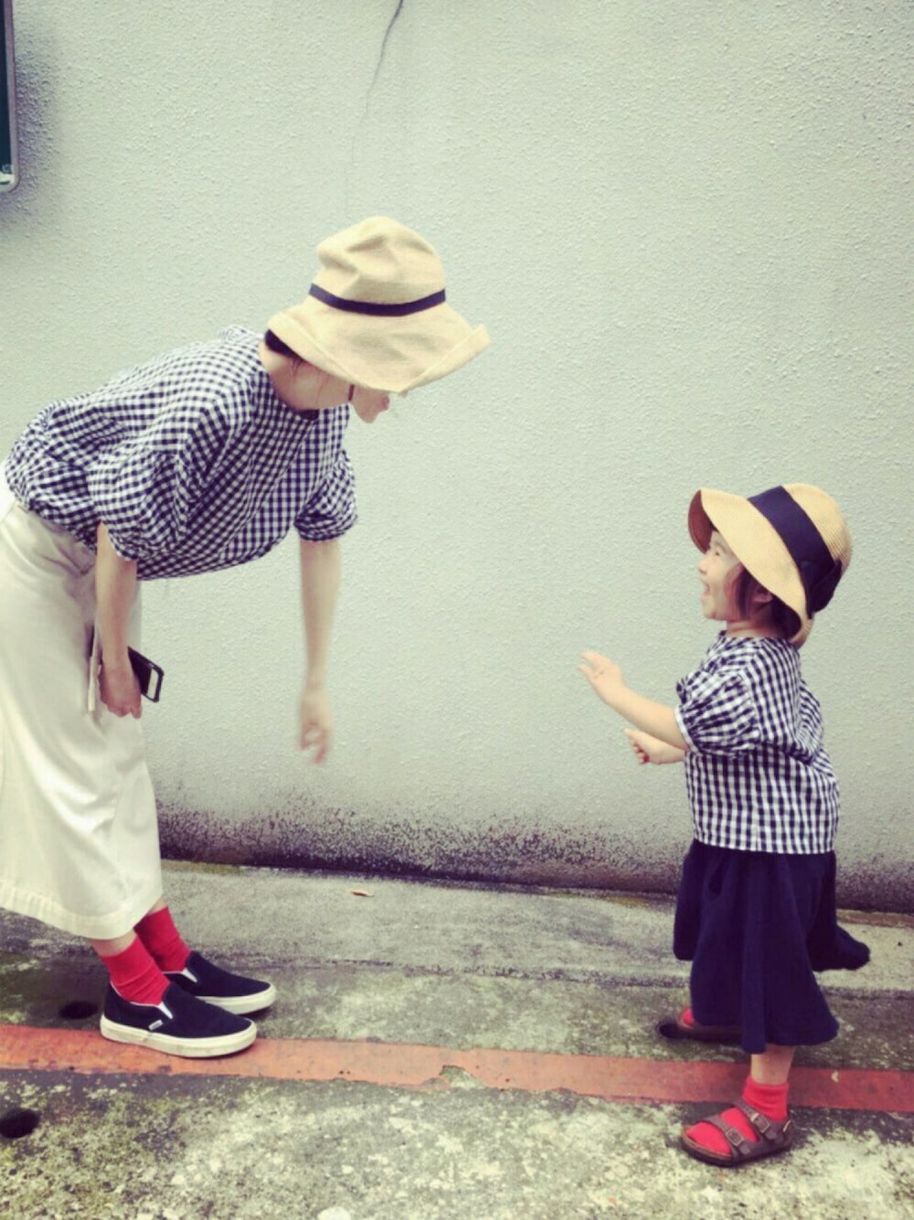 「子供服、シンプルコーデ、birkenstock、母と息子、mature ha、BEAMS、VANS、90cm」｜「3hirty8ightのアイテム（シャツ/ブラウス、ホワイト系）」を使った、yichiehさん（キッズ・90cm）の春コーディネートの1枚目の写真