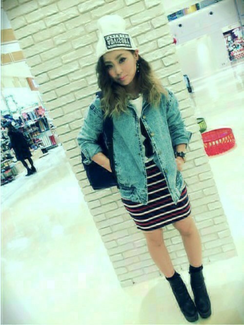 ブルー系のデニムジャケット、ホワイト系のTシャツ/カットソー、ブルー系のスカートを着用したレディースの春コーディネートの1枚目の写真