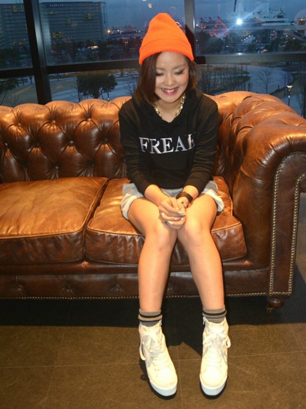 ブラック系のパーカー、グレー系のその他パンツを着用したレディースの春コーディネートの1枚目の写真