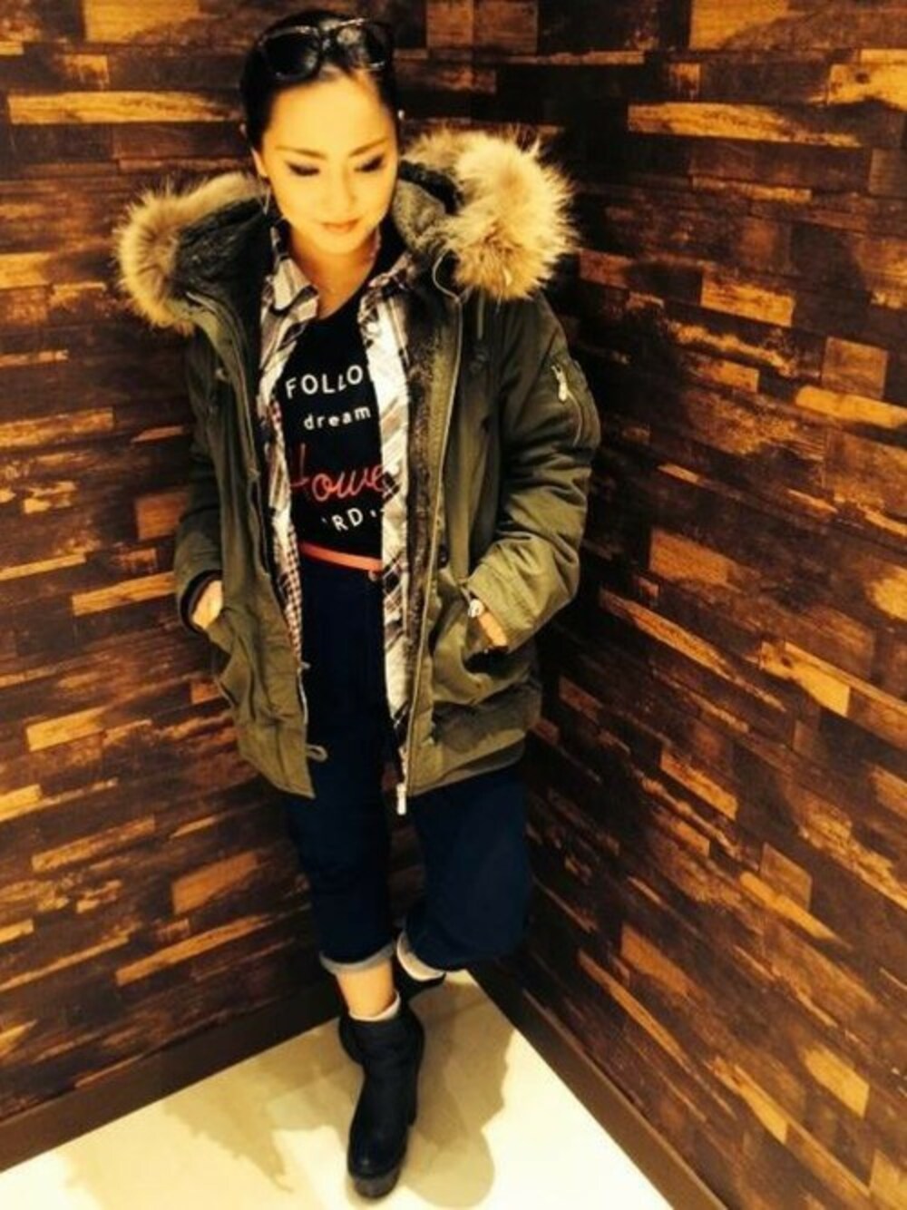 グリーン系のミリタリージャケット、ホワイト系のシャツ/ブラウス、ブラック系のTシャツ/カットソーを着用したレディースの秋コーディネートの1枚目の写真
