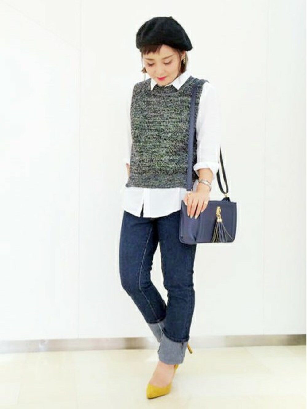 ホワイト系のシャツ/ブラウス、その他のニット/セーター、ブルー系のデニムパンツを着用したレディースの秋コーディネートの1枚目の写真