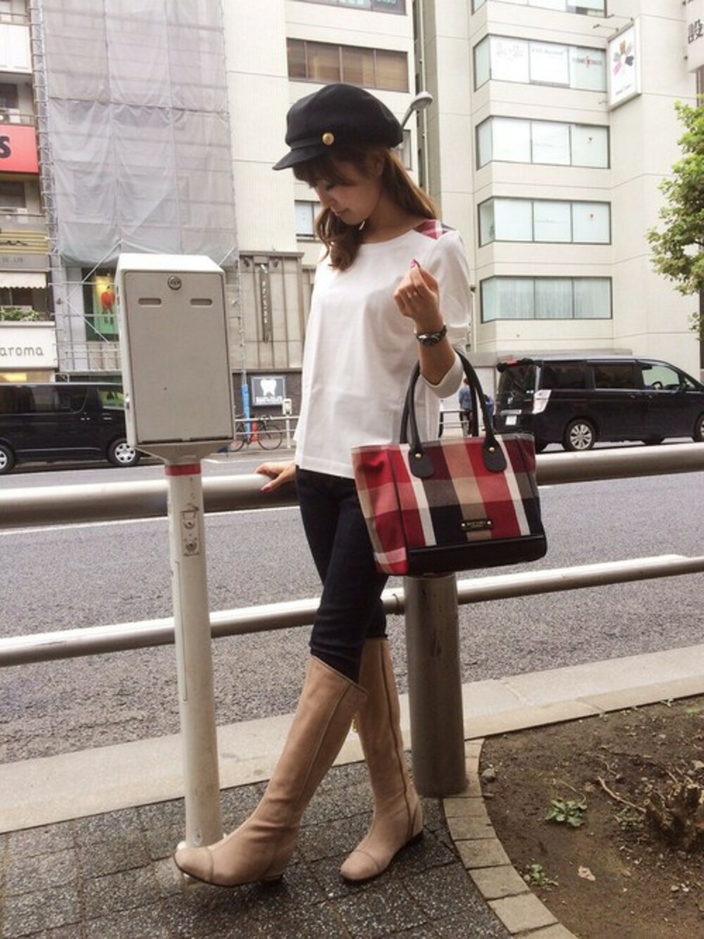 「#チェック、大人カジュアル、#パンツスタイル、#シンプルコーデ、#ootd、#秋コーデ、#クレストブリッジ、#CRESTBRIDGE、#ブルーレーベル、#BLUE LABEL」｜「BLUE LABEL CRESTBRIDGEのクレストブリッジチェック付き　プルオーバー（Tシャツ/カットソー、ホワイト系）」を使った、AYAKOさん（レディース・165cm）の秋コーディネートの1枚目の写真