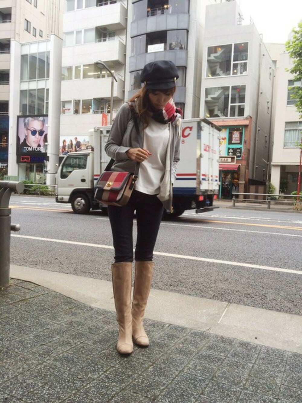 「#チェック、#大人カジュアル、#パンツスタイル、#シンプルコーデ、#ootd、#秋コーデ、#クレストブリッジ、#CRESTBRIDGE、#ブルーレーベル、#BLUE LABEL」｜「BLUE LABEL CRESTBRIDGEのアドバンス裏毛　パーカー（パーカー、グレー系）」を使った、AYAKOさん（レディース・165cm）の秋コーディネートの1枚目の写真