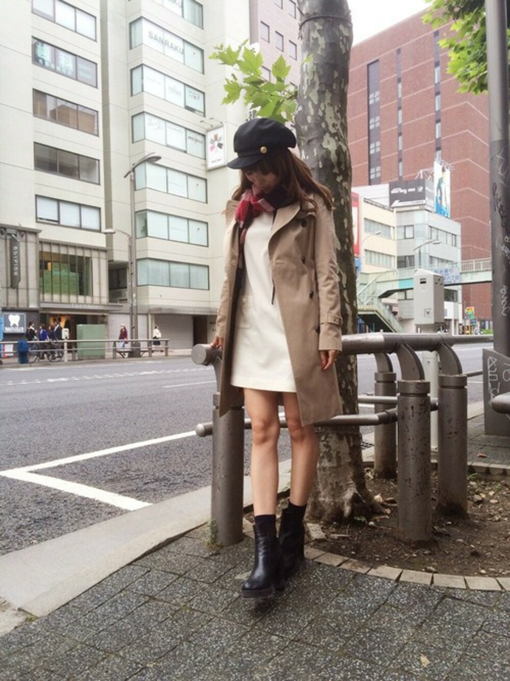 「#チェック、#大人カジュアル、#トレンチコート、#outfit、#ootd、#秋コーデ、#クレストブリッジ、#CRESTBRIDGE、#ブルーレーベル、#BLUE LABEL」｜「BLUE LABEL CRESTBRIDGEのコットンギャバジン　トレンチコート（トレンチコート、ベージュ系）」を使った、AYAKOさん（レディース・165cm）の秋コーディネートの1枚目の写真