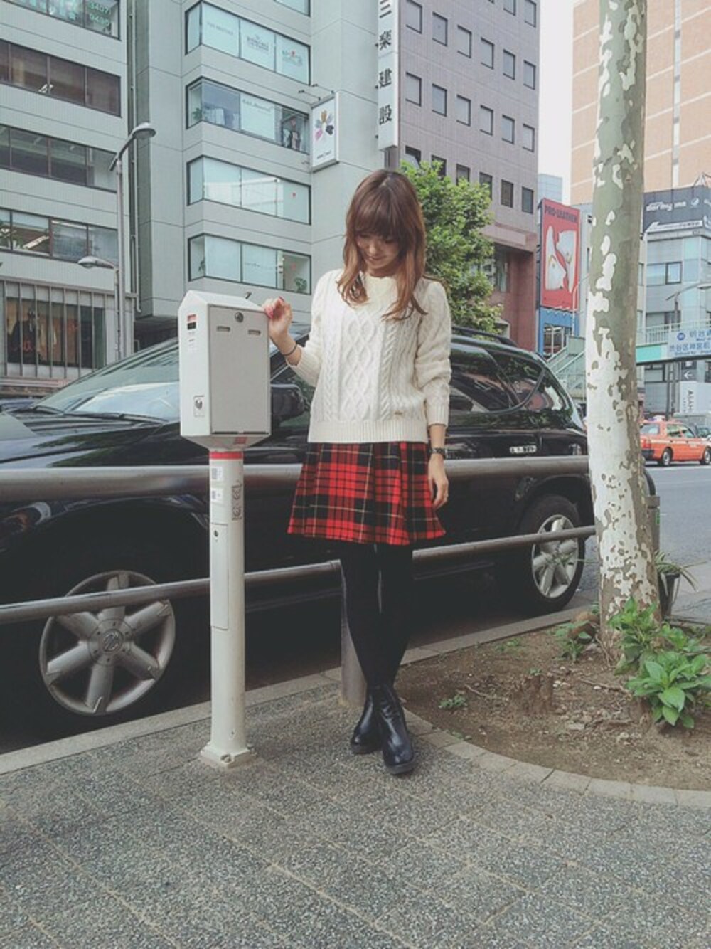 「#チェック、#ニット、#ootd、#ミニスカート、#秋コーデ、#オトナカジュアル、#クレストブリッジ、#CRESTBRIDGE、#ブルーレーベル、#BLUE LABEL」｜「BLUE LABEL CRESTBRIDGEのブリティッシュタータンチェック　スカート（スカート、レッド系）」を使った、AYAKOさん（レディース・165cm）の秋コーディネートの1枚目の写真