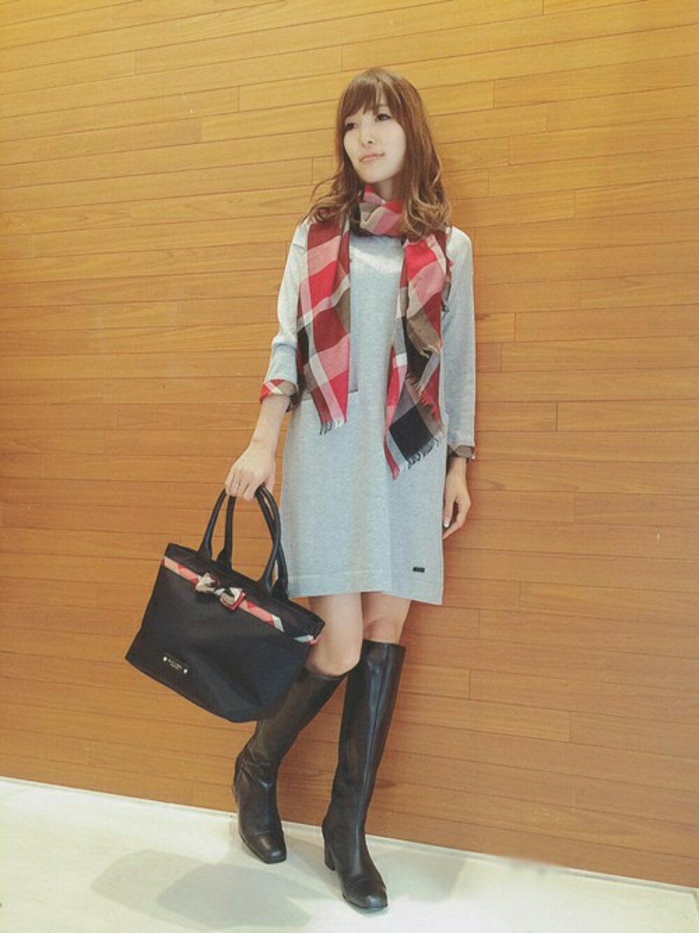 「チェック、ストール、グレー、赤、チェックストール、ニットワンピース、ootd、クレストブリッジ、crestbridge、BLUELABEL」｜「BLUE LABEL CRESTBRIDGEのコットンウール　ニットワンピース（ワンピース、グレー系）」を使った、AYAKOさん（レディース・165cm）の秋コーディネートの1枚目の写真