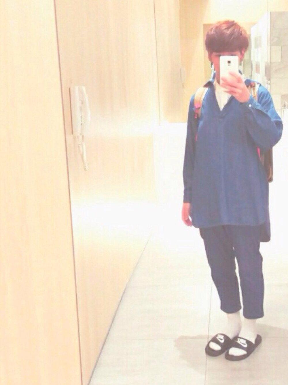 ブルー系のその他パンツ、レッド系のバッグ、ブラック系のサンダルを着用したメンズの夏コーディネートの1枚目の写真