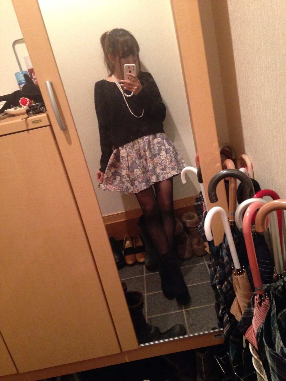 ブラック系のニット/セーターを着用したレディースの春コーディネートの1枚目の写真