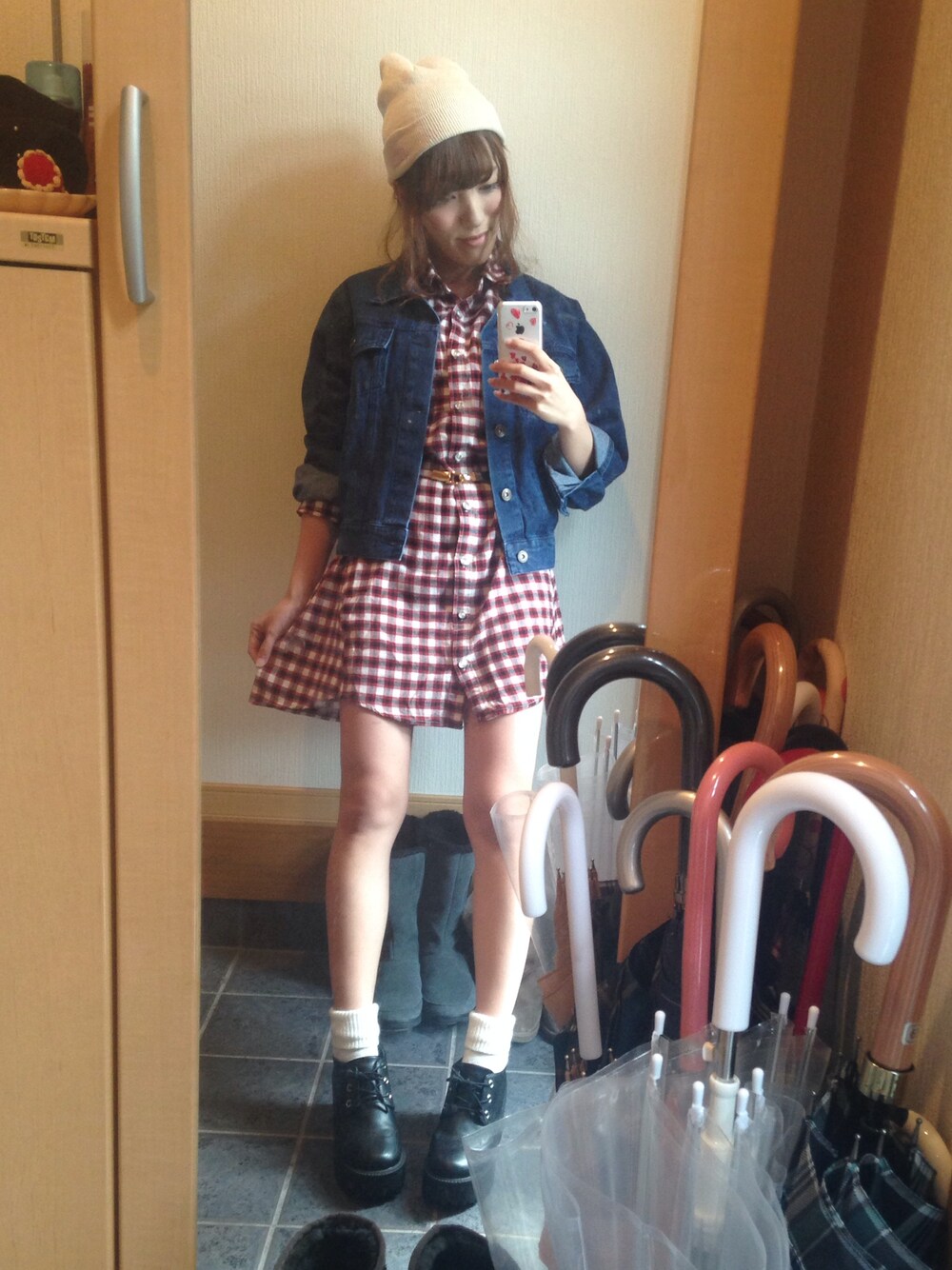 ブルー系のデニムジャケット、ブラック系のシューズを着用したレディースの春コーディネートの1枚目の写真