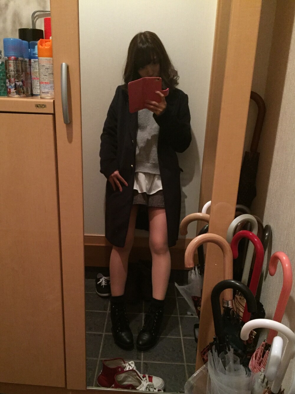 グレー系のニット/セーター、ブラウン系のその他パンツ、ブルー系のチェスターコートを着用したレディースの冬コーディネートの1枚目の写真