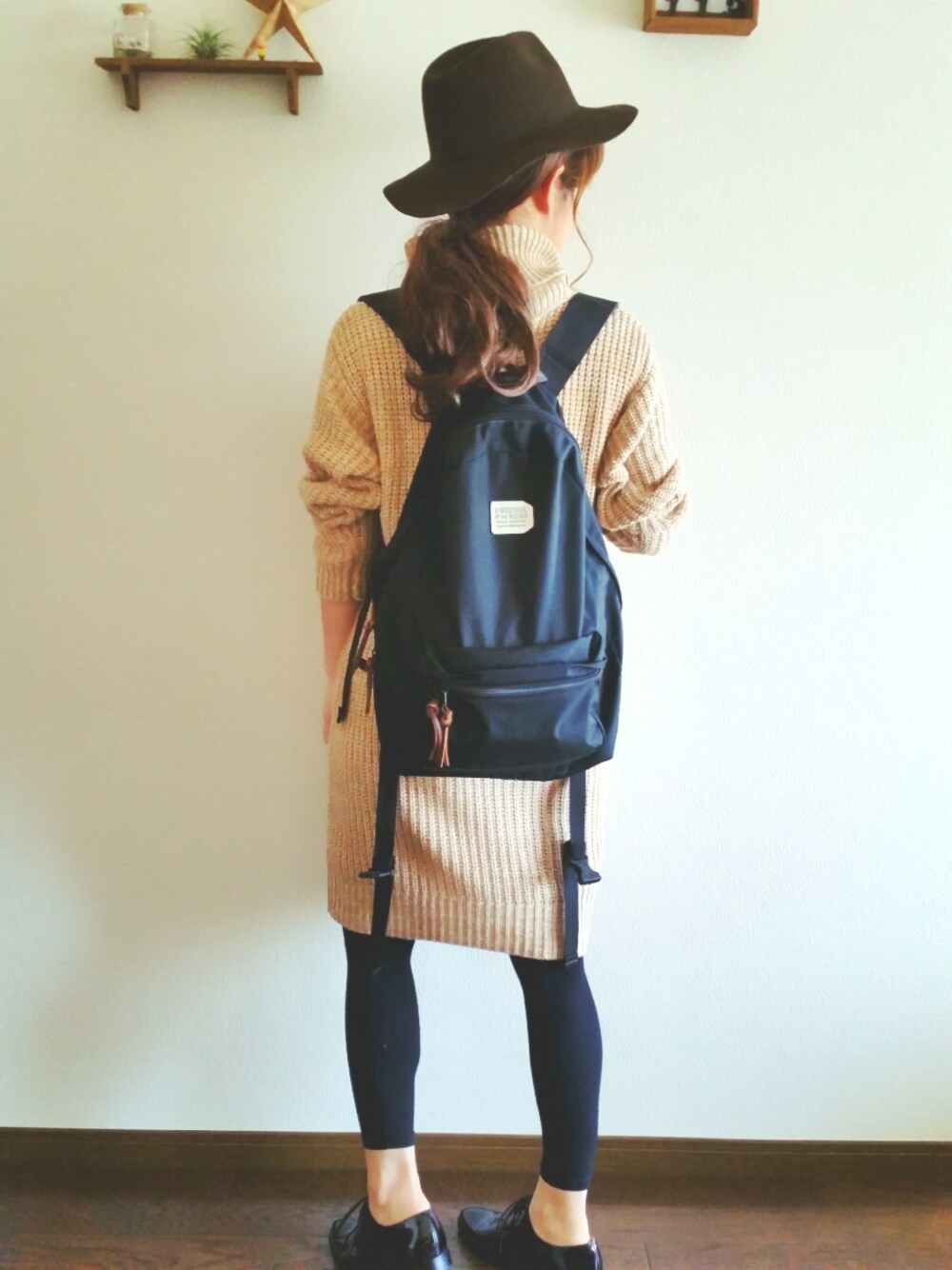 ブラック系のその他シューズ、ブラック系のバックパック/リュック、その他のワンピースを着用したレディースの秋コーディネートの1枚目の写真